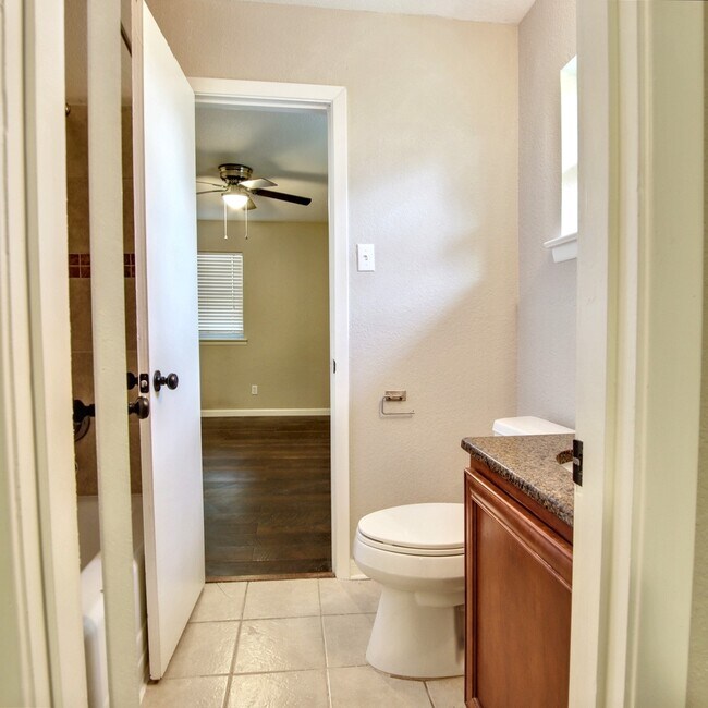 Building Photo - 1520 Sunnybrook Dr