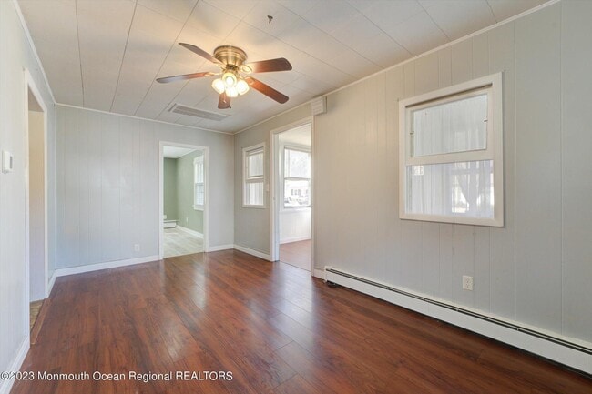 Building Photo - 446 E Arverne Ave