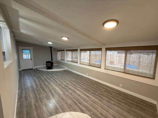 Building Photo - Beautifully upgraded home on Chambers