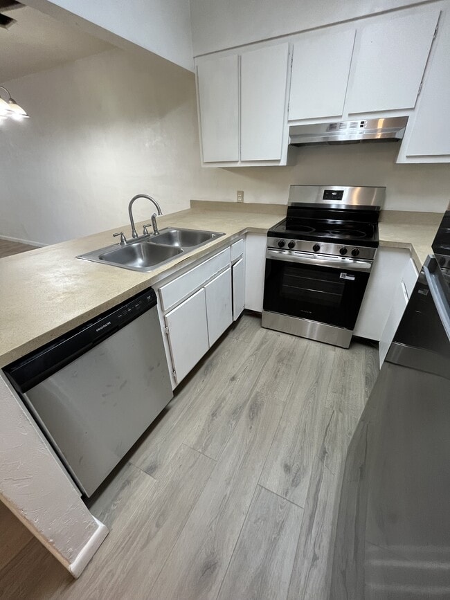 Building Photo - 2546 SW 31st Pl