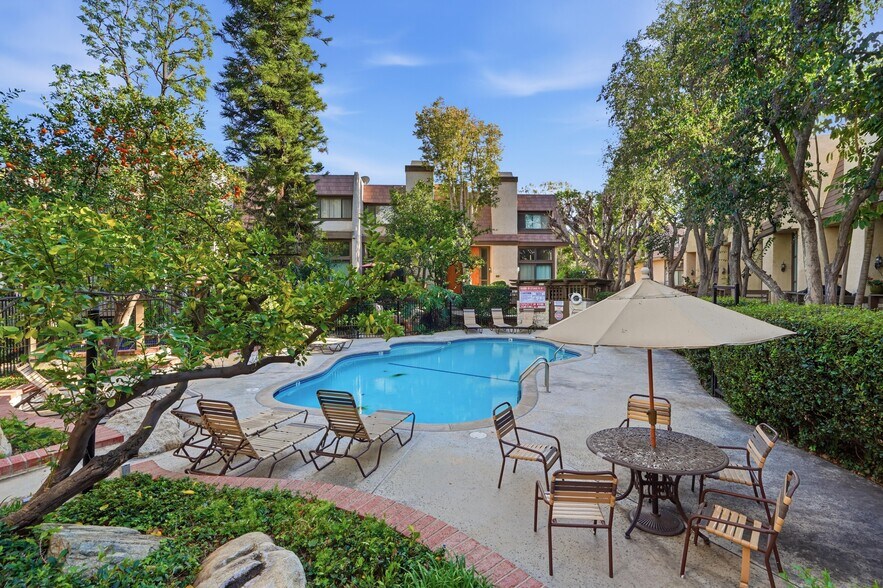 Building Photo - 9000 Vanalden Ave