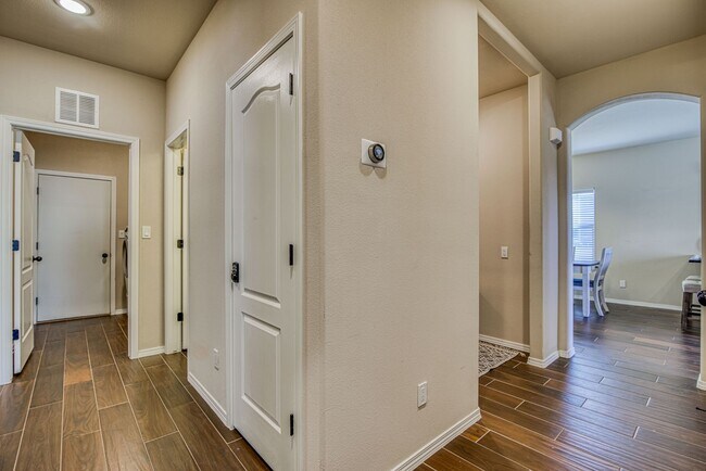 Building Photo - Westside area for Short or Long Term Rental(Completely Furnished) Beautiful 3 bed/2.5 baths