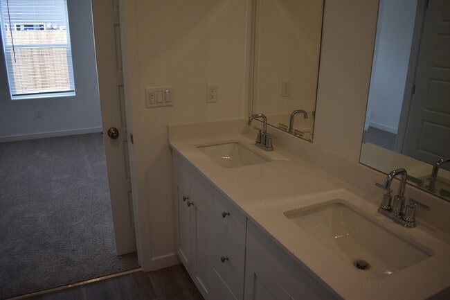 Building Photo - 4472 N San Miguel Ave