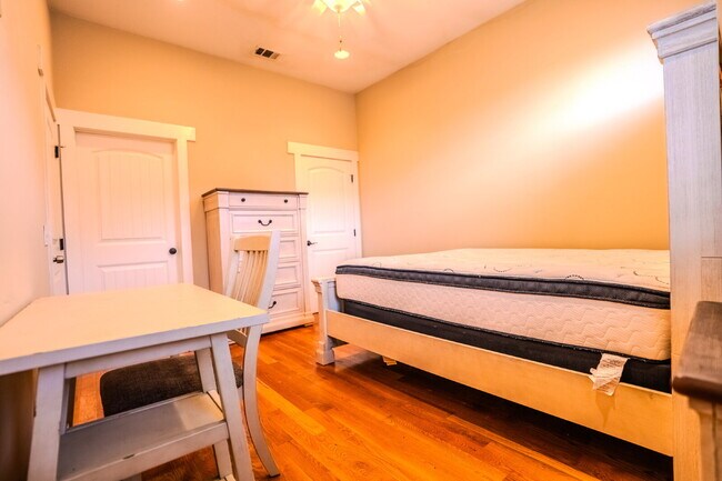 Building Photo - Leasing for FALL 2026! 3Bed/3Bath Townhouse walking distance to FSU! $800/room!