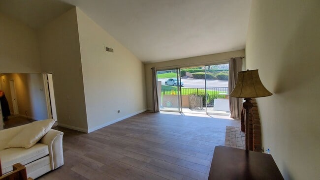 Building Photo - Spacious condo 55+ move in ready
