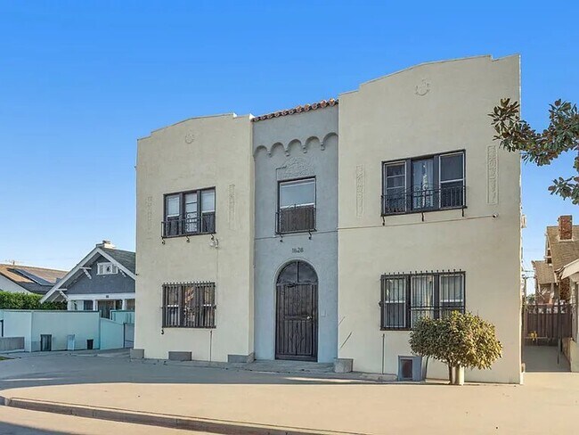 Building Photo - 1628 W 45th St
