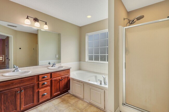 Building Photo - AVAILABLE JUNE (PETS PERMITTED)