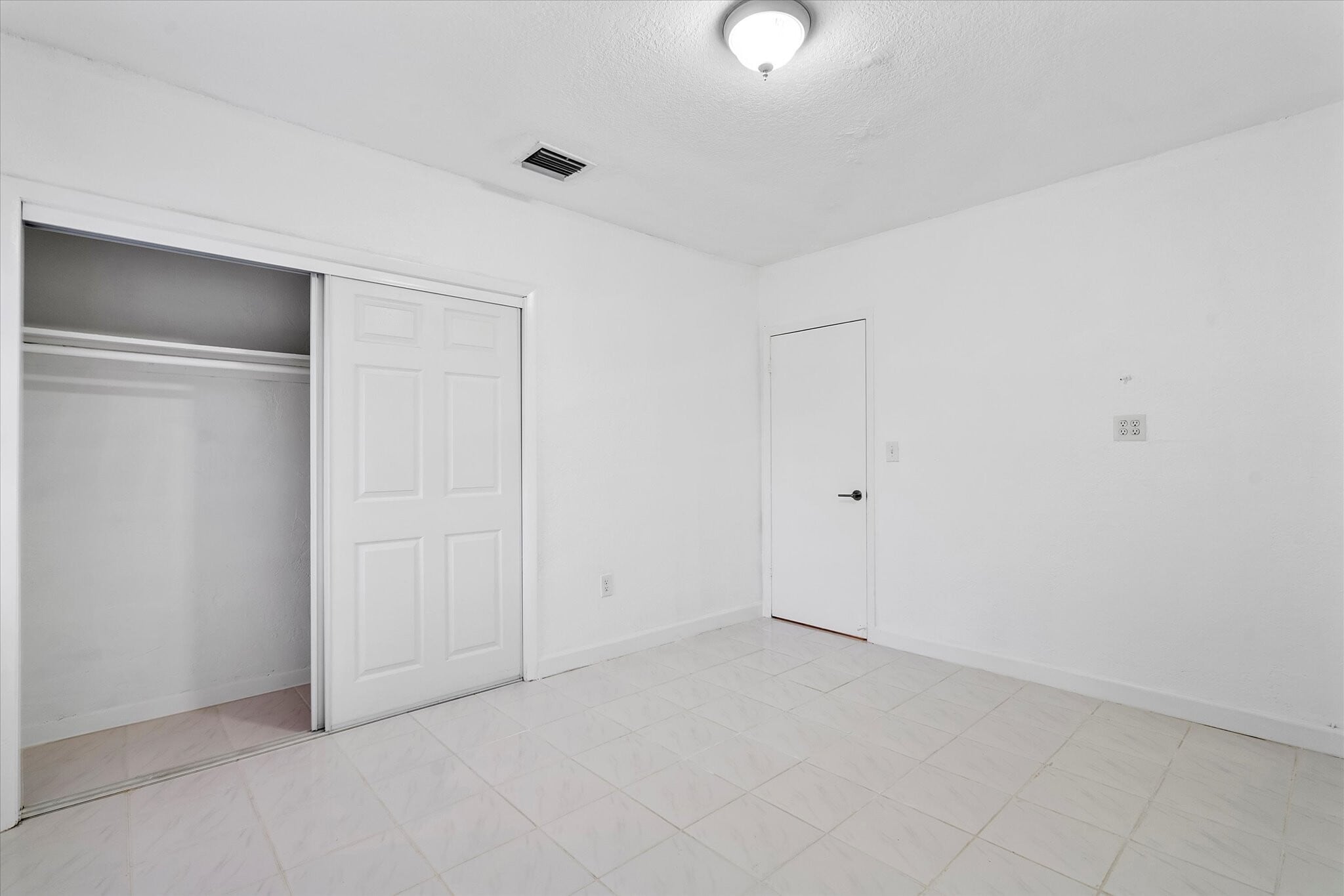 Building Photo - 934 E 22nd St