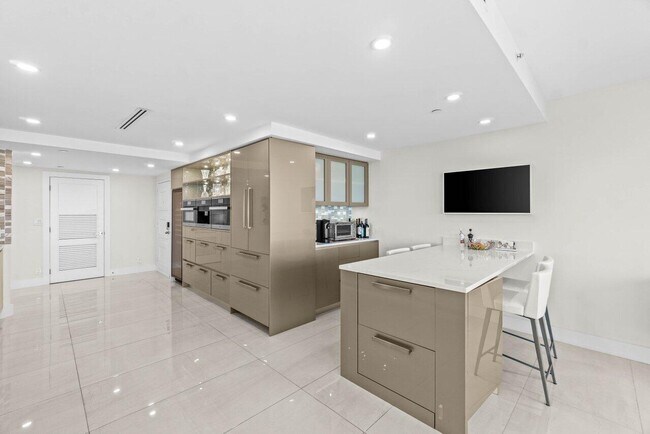 Building Photo - 4001 N Ocean Blvd