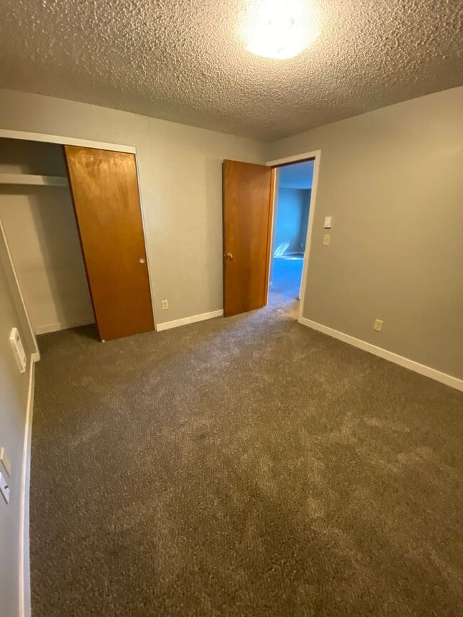 Building Photo - YAK017