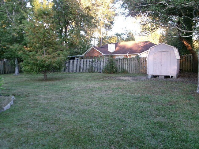 Building Photo - Spacious 3 bedroom home in the Forestbrook...