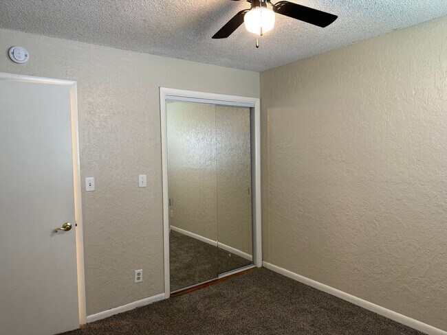 Building Photo - Welcome to this charming 3 bedroom, 2 bath...