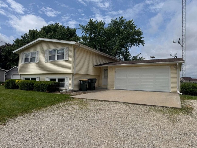 Building Photo - 3 bedrooms, 2 bathrooms, and a 2-car garage.