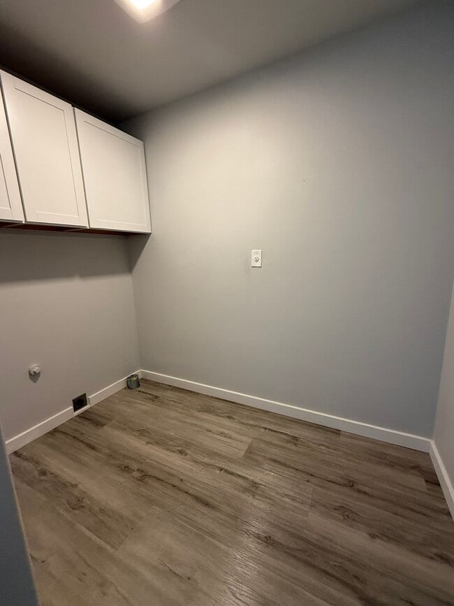 Building Photo - Gorgeous Pet Friendly Three Bedroom Lebano...