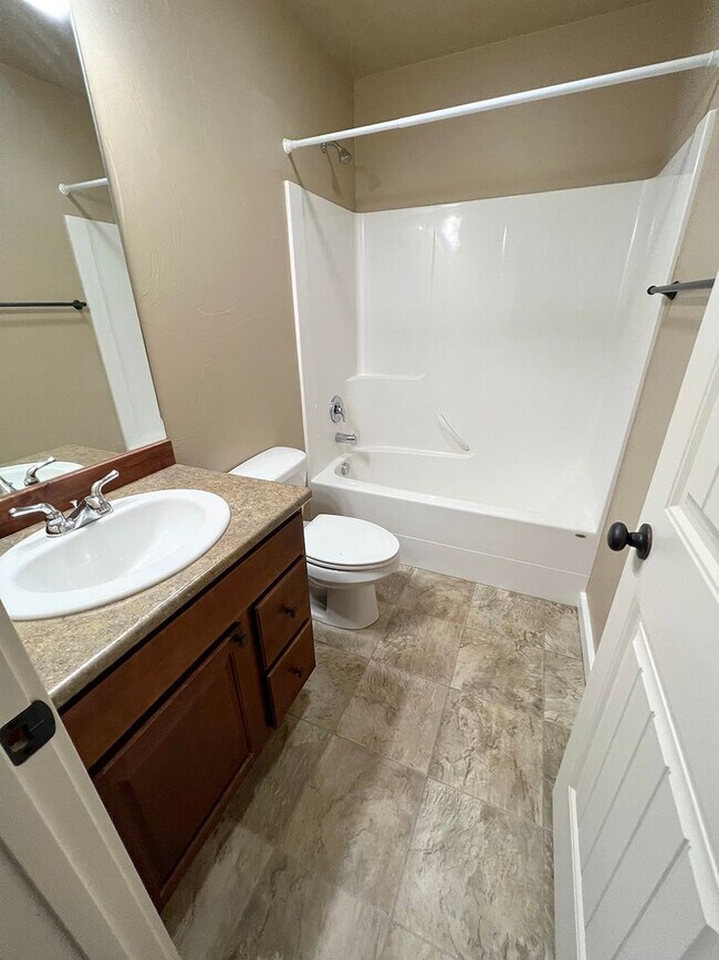 Building Photo - Three Bedroom in Four Corners, Water Included