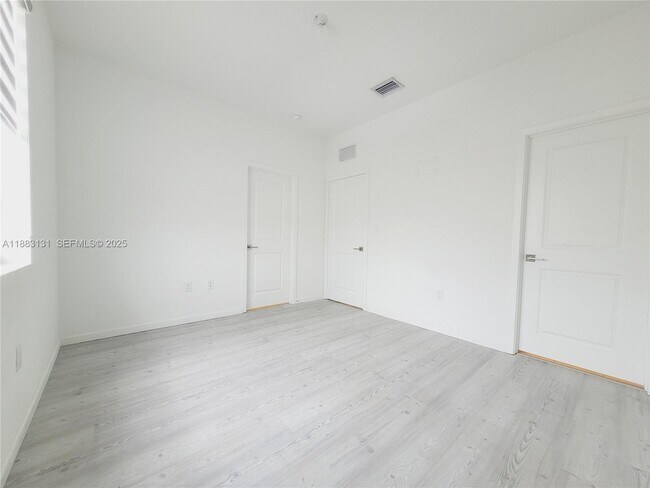 Building Photo - 541 NE 4th Ln