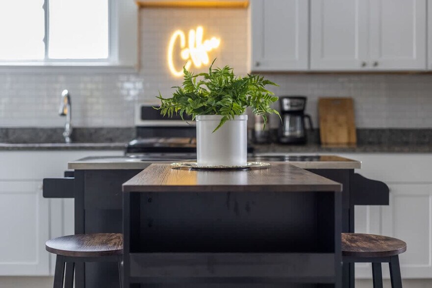 Building Photo - 6011 Ellen Ave