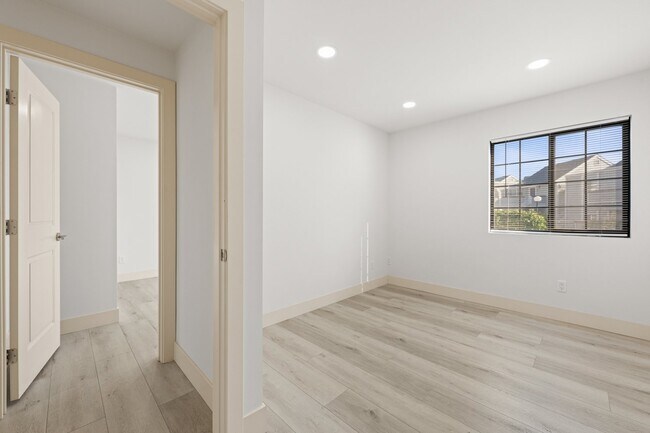 Building Photo - "Spacious 3-Bed Condo with 2 Baths in Citr...