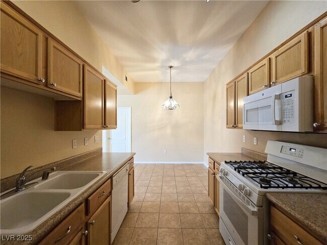 Building Photo - 3325 Cactus Shadow St