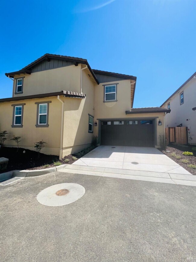 Building Photo - 2451 Lake Club Dr