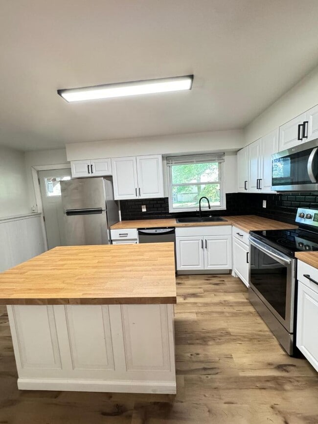 Building Photo - 109 Britanna Dr