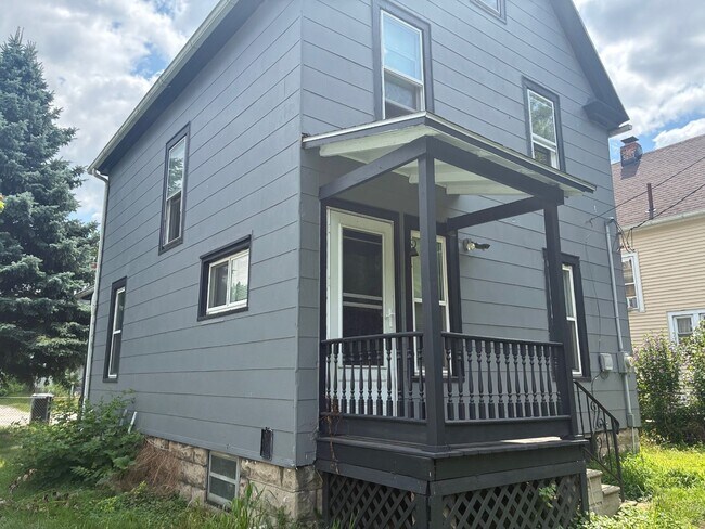Building Photo - Charming 3-Bedroom Property in Prime Location