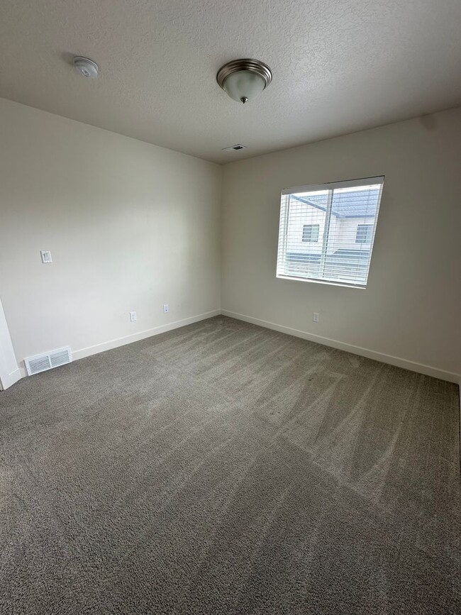 Building Photo - GET THE FIRST MONTHS RENT FOR FREE!!!