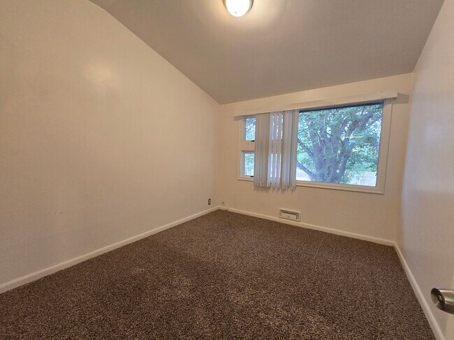 Building Photo - 3232 Poly Dr