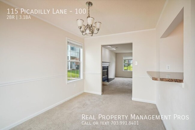 Building Photo - Spacious 3-Story End-Unit Townhome in Prim...