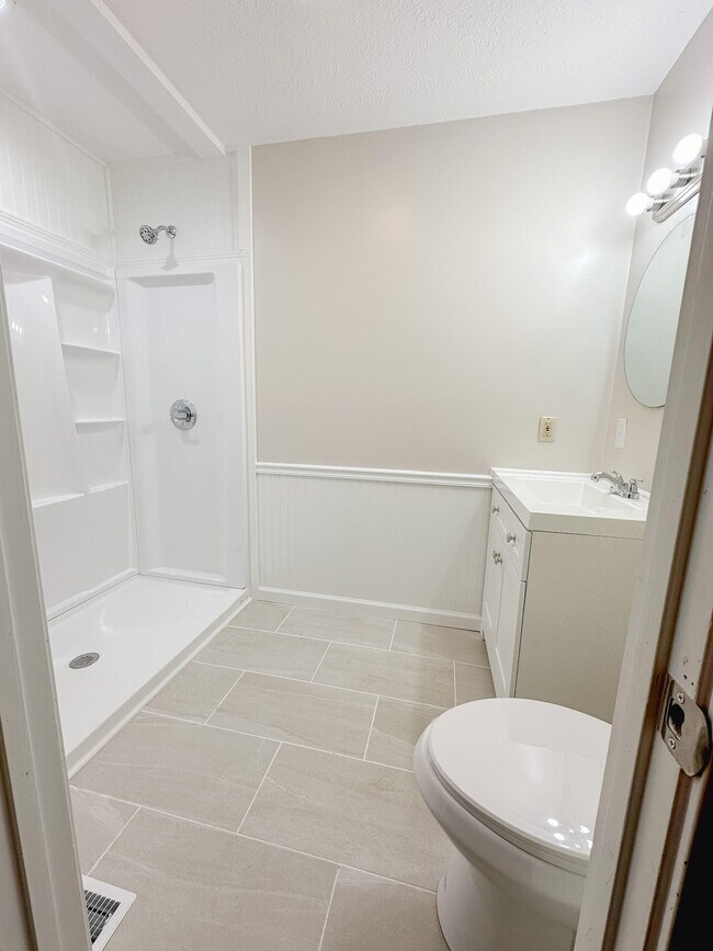 Building Photo - 706 E 15th St