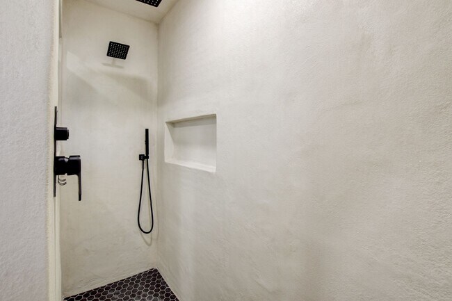 Building Photo - 412 Saddle Ct