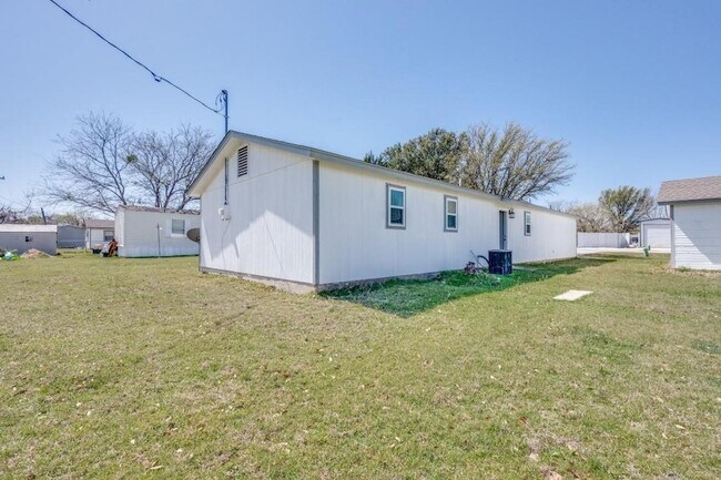 Building Photo - 1912 Pelican Dr N