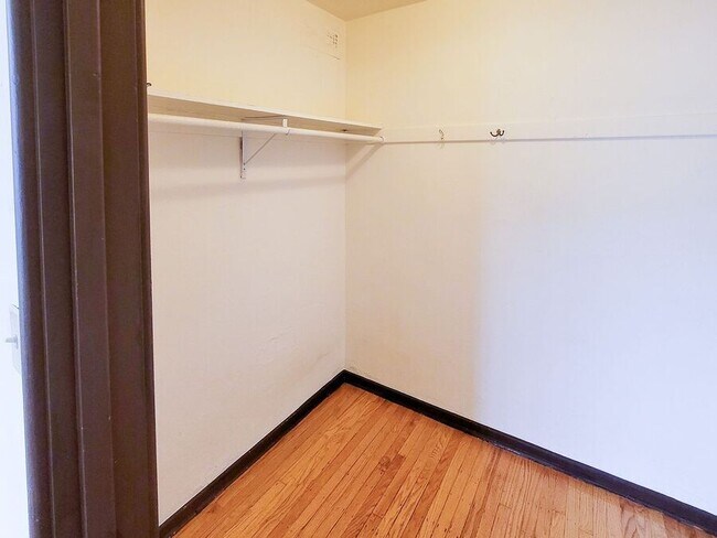 Building Photo - 6209 1/2 15th Ave NW-202