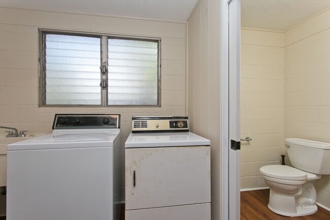 Building Photo - 4 BD 2 BA w/ Large Driveway & Yard