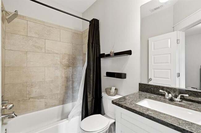Building Photo - 3371 Dogwood Dr