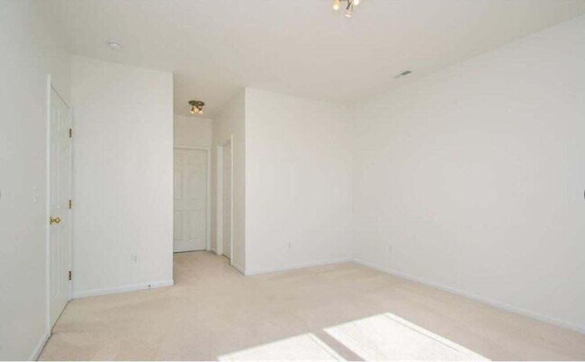 Building Photo - 1430 Fox Pointe Cir