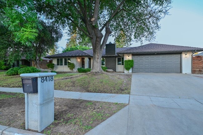 Primary Photo - 8418 N Del Mar Ave