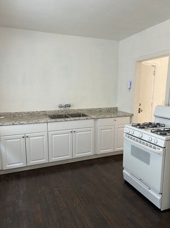 Building Photo - One Bedroom Near Downtown Hayward
