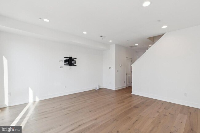 Building Photo - 2820 Livingston St