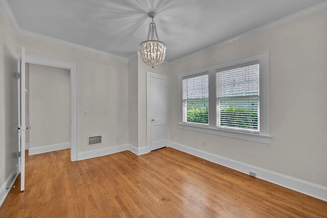Building Photo - 876 Courtenay Dr NE