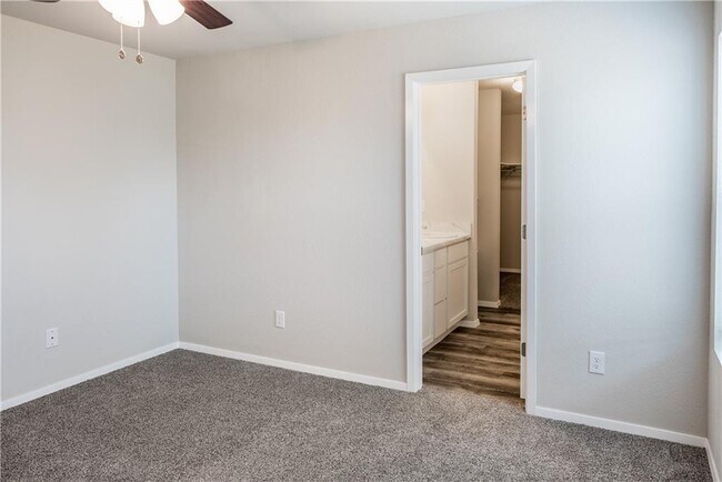 Building Photo - 425 Mayflower Ave