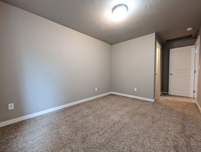 Building Photo - Gorgeous 3-Bedroom, 2.5-Bath Home on Corner Lot In Eugene!