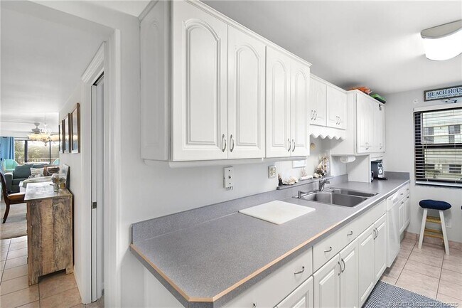 Building Photo - 10044 S Ocean Dr
