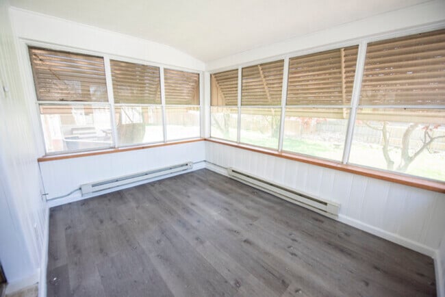 Building Photo - 5976 Hodgman Dr