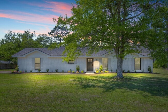 Building Photo - 3579 Oakwood Dr