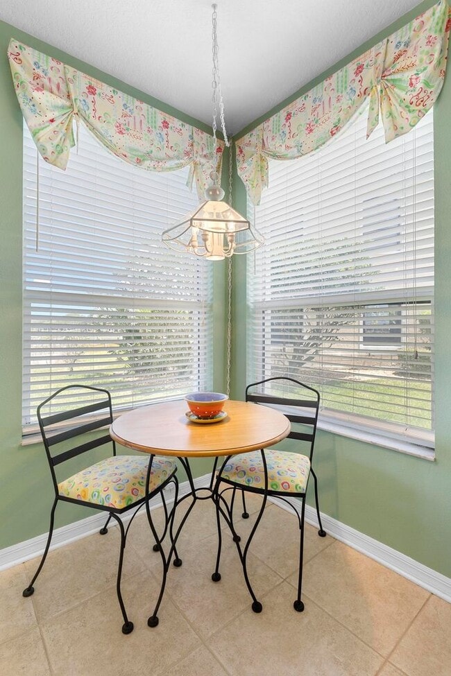 Building Photo - Beautiful Fully Furnished 3/2 Bouchelle Is...