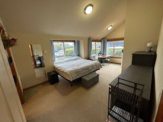 Building Photo - Location Location Location! This huge 3bd ...