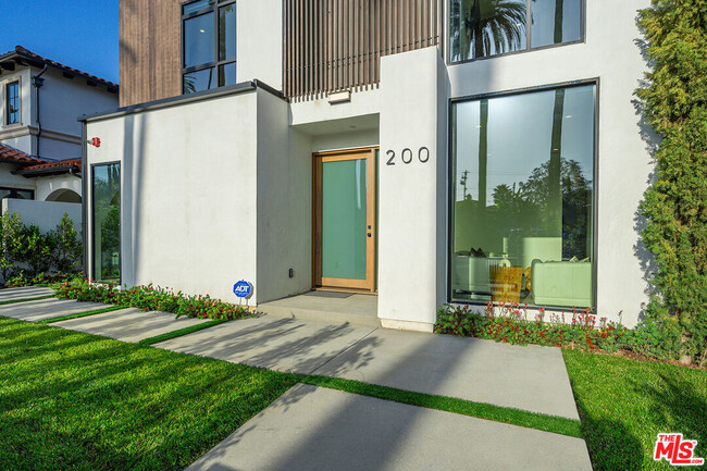 Building Photo - 200 N Doheny Dr