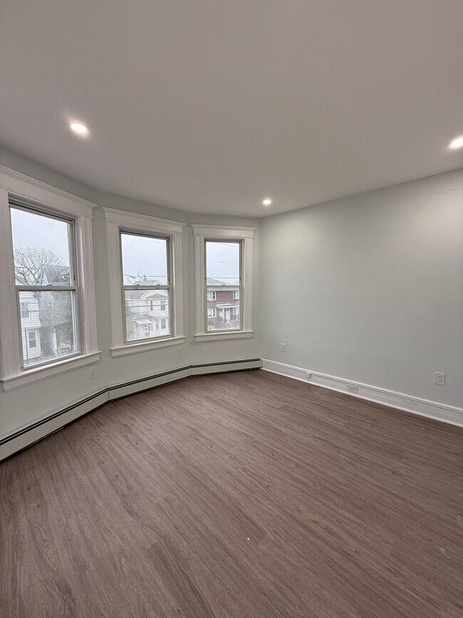 Building Photo - 407 Elm St