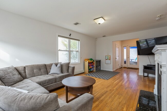 Building Photo - 39 Linwood Ave